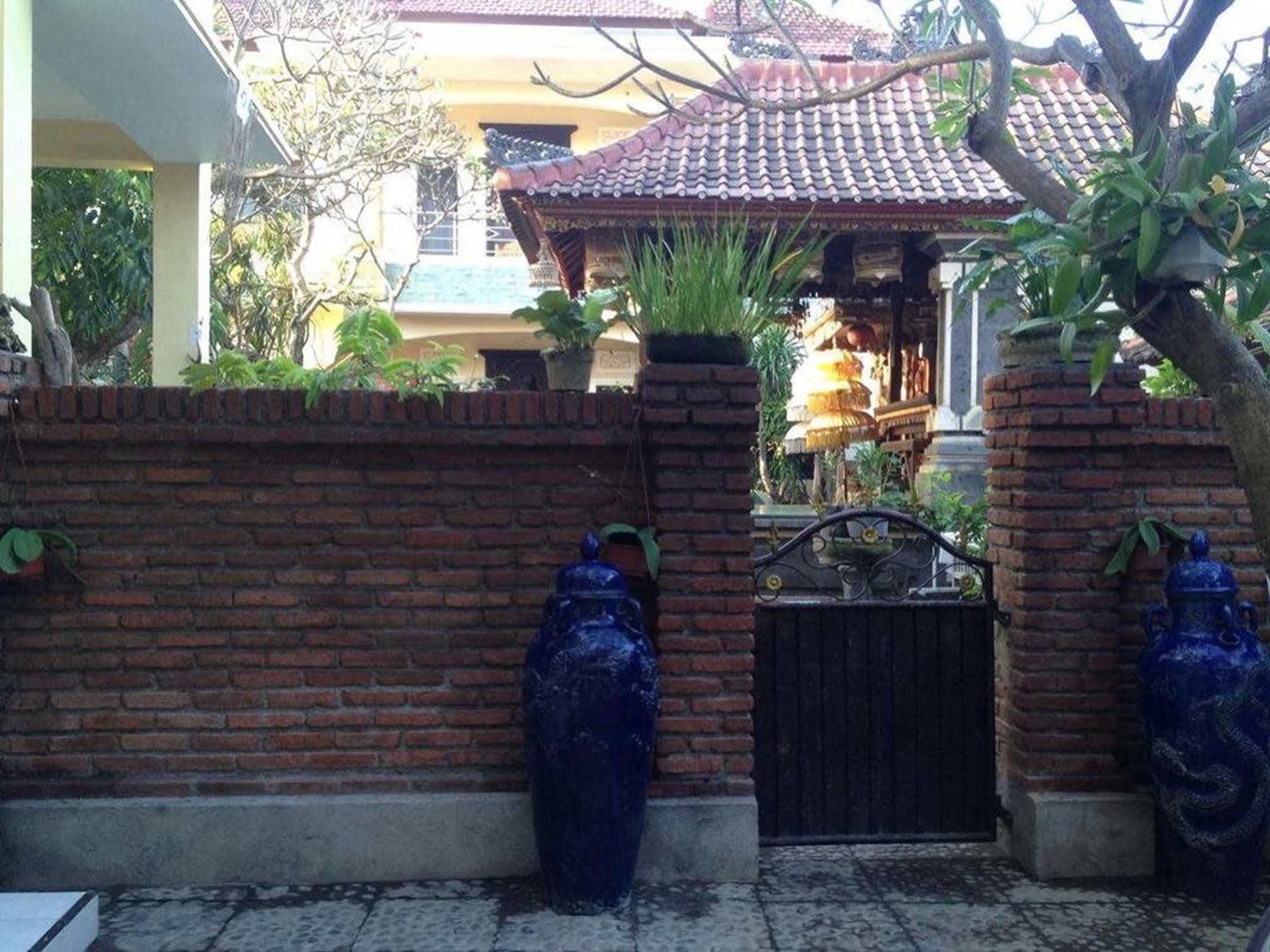 Sari Buana Bed & Breakfast Kuta  Luaran gambar