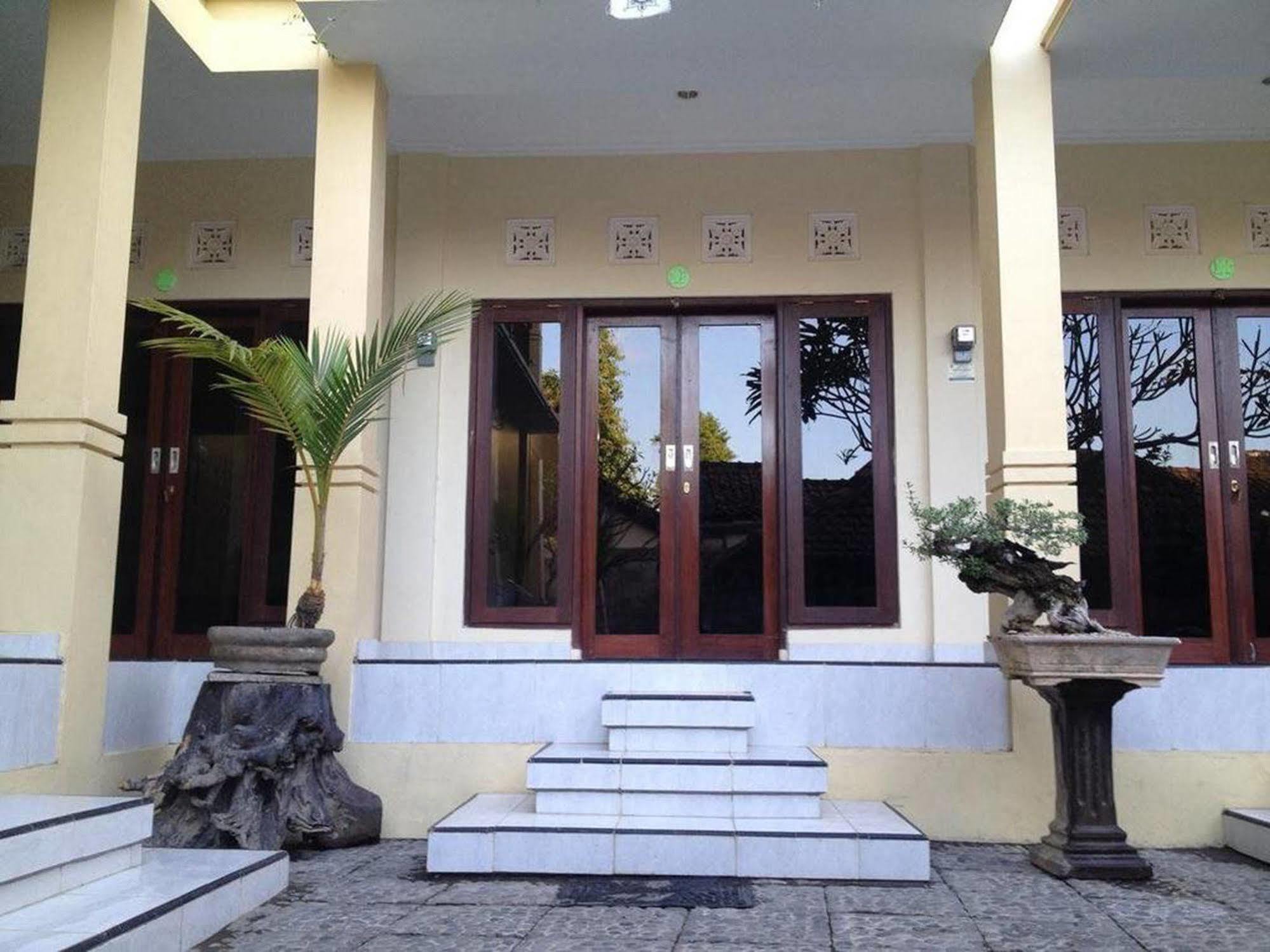 Sari Buana Bed & Breakfast Kuta  Luaran gambar
